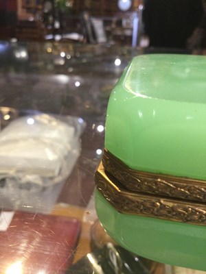 Lot 124 - An English Art Deco onyx box with green stone...