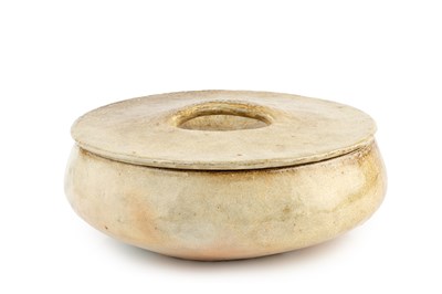 Lot 586 - Sarah Walton (b.1945) Ciborium oatmeal glaze...