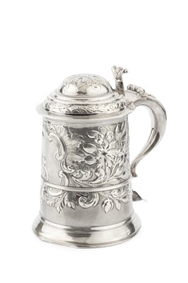 Lot 744 - A George III silver tankard, the girdled body...