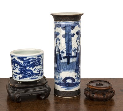 Lot 172 - Small group of pieces Chinese including a blue...