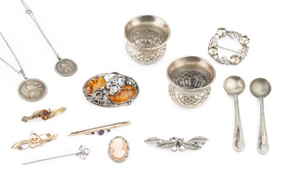Lot 48 - A collection of jewellery, comprising a bar...