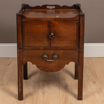 Lot 437 - A Georgian mahogany commode