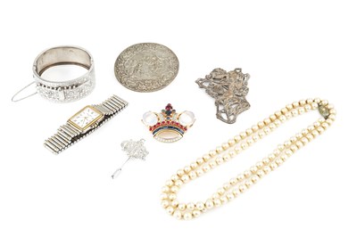 Lot 51 - A collection of jewellery, comprising an...