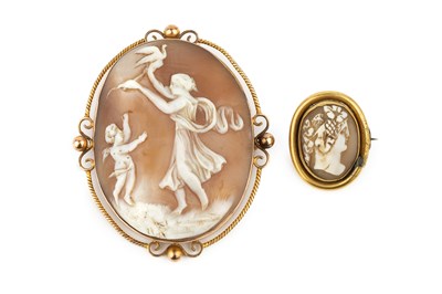 Lot 60 - An oval shell cameo brooch, carved with a...