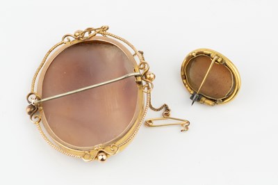 Lot 60 - An oval shell cameo brooch, carved with a...