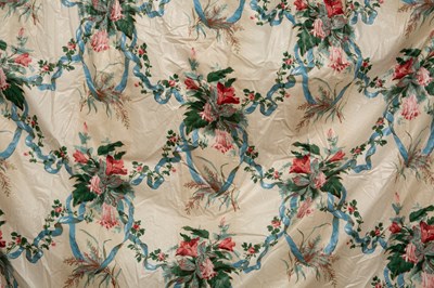 Lot 401 - A pair of lined curtains, a bed pelmet, and a bedspread