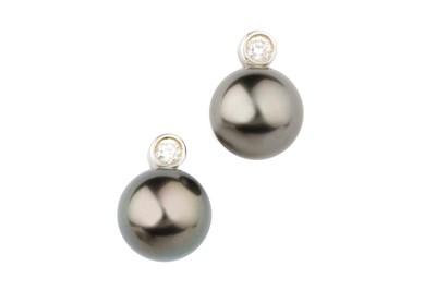 Lot 81 - A pair of diamond and black cultured pearl ear...