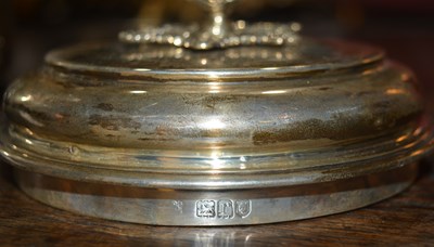 Lot 182 - George V silver biscuit barrel with lid and...