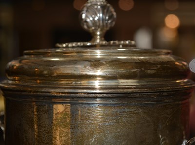 Lot 182 - George V silver biscuit barrel with lid and...