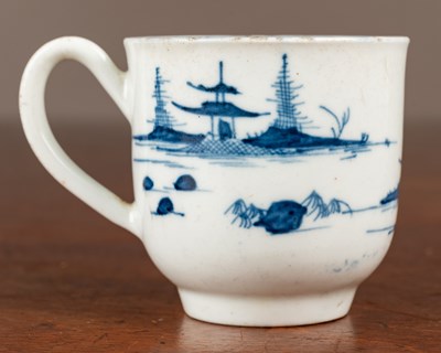 Lot 408 - An 18th century Worcester cannonball pattern coffee cup