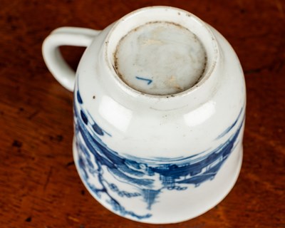 Lot 408 - An 18th century Worcester cannonball pattern coffee cup