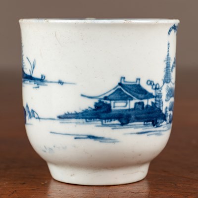 Lot 408 - An 18th century Worcester cannonball pattern coffee cup