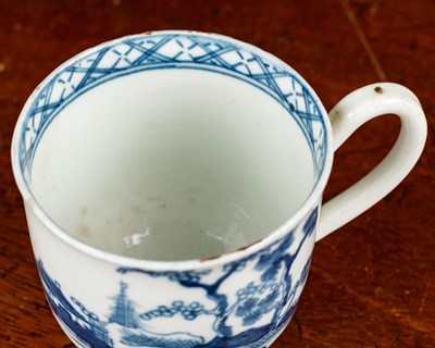 Lot 408 - An 18th century Worcester cannonball pattern coffee cup