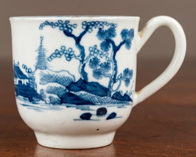 Lot 408 - An 18th century Worcester cannonball pattern coffee cup