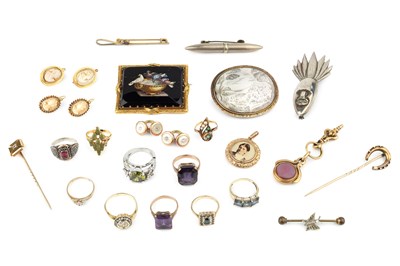 Lot 86 - A collection of jewellery to include a 9ct...