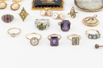 Lot 86 - A collection of jewellery to include a 9ct...