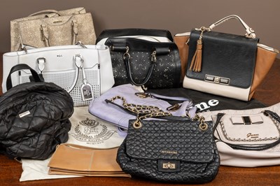 Lot 424 - A collection of handbags