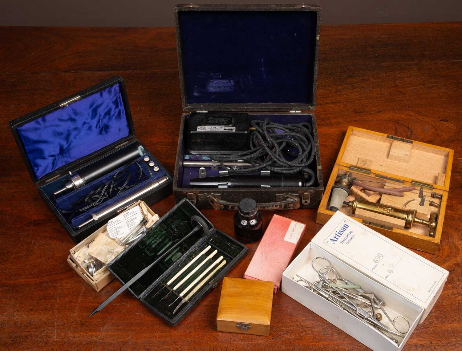 Lot 50 - A small collection of various medical instruments