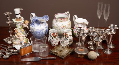 Lot 516 - A group of ornaments