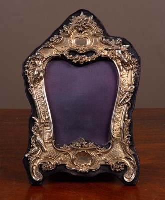 Lot 517 - A silver mounted photograph frame