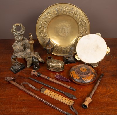 Lot 518 - A small collection of items