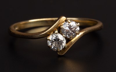 Lot 28 - A diamond two stone cross over ring