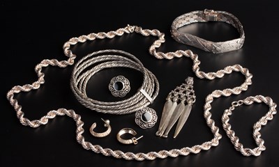 Lot 39 - A collection of white metal jewellery
