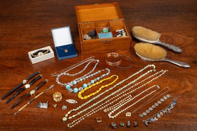 Lot 16 - A collection of jewellery