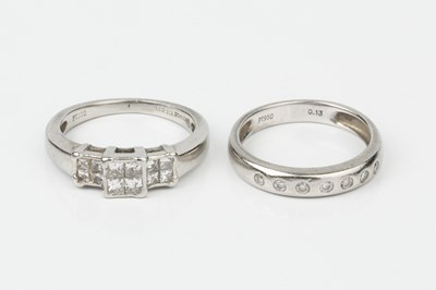 Lot 91 - A diamond ring, set with three square panels...