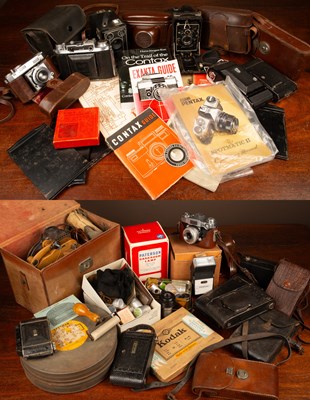 Lot 46 - A collection of photographic equipment
