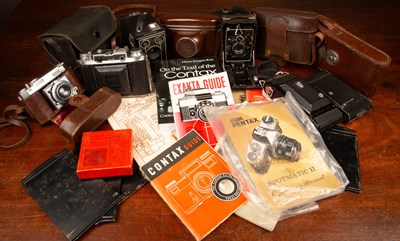 Lot 46 - A collection of photographic equipment