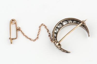 Lot 35 - A diamond crescent brooch, set with thirteen...