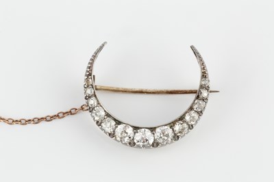 Lot 35 - A diamond crescent brooch, set with thirteen...