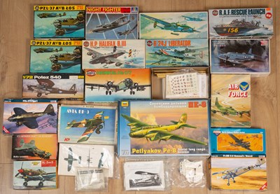 Lot 125 - A collection of boxed model aeroplanes