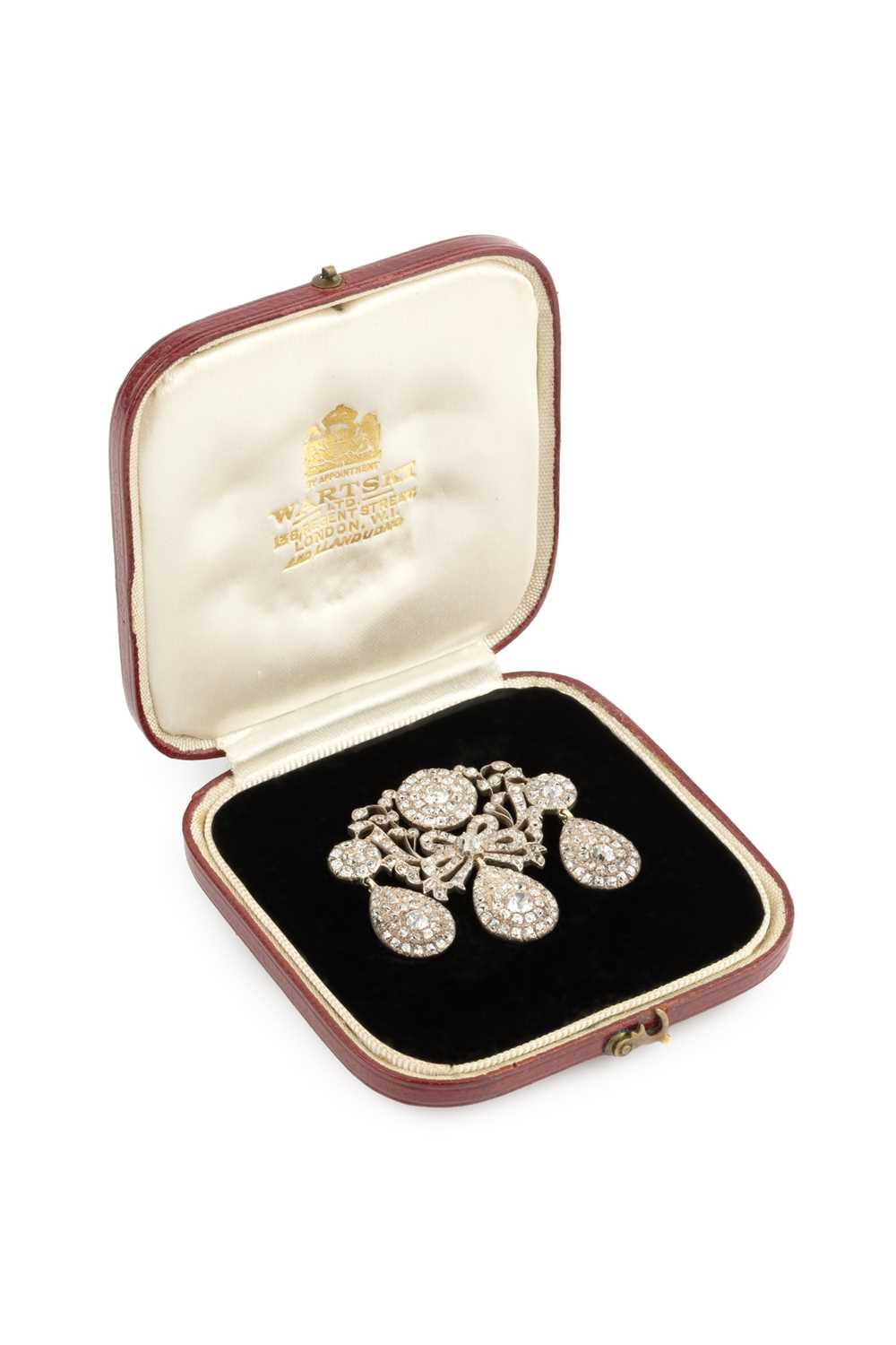 Lot 15 - A diamond girandole brooch, formed as a trio...