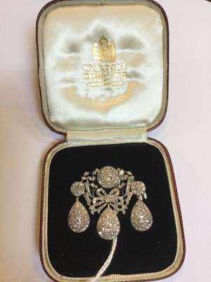 Lot 15 - A diamond girandole brooch, formed as a trio...