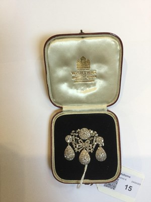 Lot 15 - A diamond girandole brooch, formed as a trio...