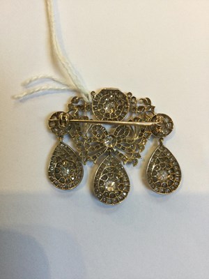 Lot 15 - A diamond girandole brooch, formed as a trio...
