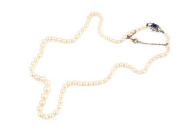 Lot 25 - A single strand cultured pearl necklace,...