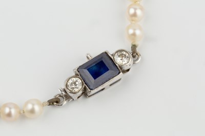 Lot 25 - A single strand cultured pearl necklace,...