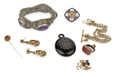Lot 28 - A small collection of jewellery, comprising a...