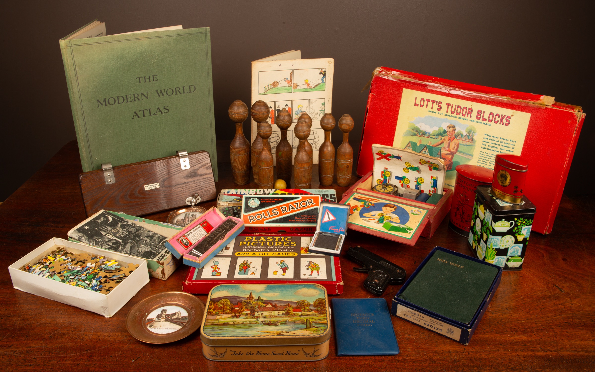 Lot 142 - A collection of toys