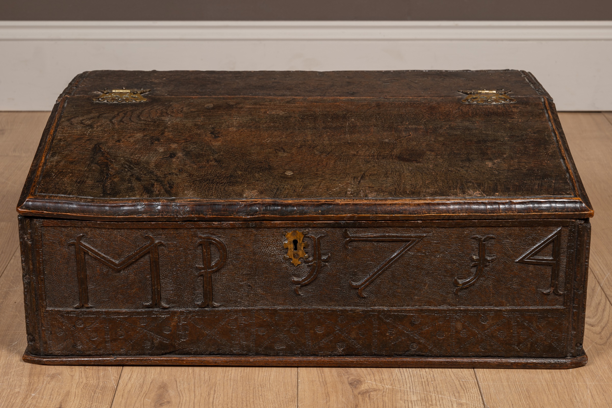 Lot 278 - An early 18th century oak bible box