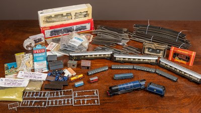 Lot 115 - A small group of 00 gauge railway items