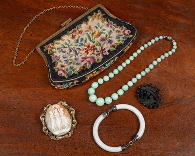 Lot 21 - A small collection of jewellery