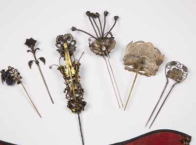 Lot 223 - Collection of kingfisher feather jewellery...