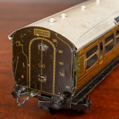 Lot 155 - A group of three Bassett-Lowke Limited 0 gauge painted tin plate Southern Railway carriages