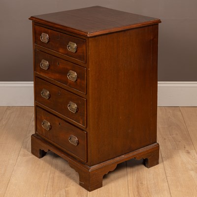 Lot 23 - A small mahogany chest of drawers