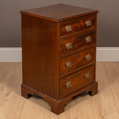 Lot 23 - A small mahogany chest of drawers