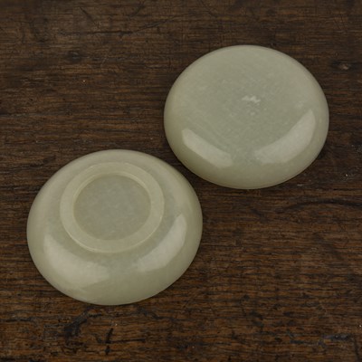 Lot 246 - Greyish white nephrite jade snuff or artist's...